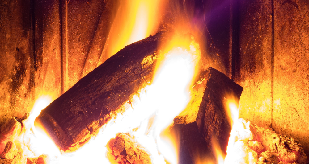 Bûches en combustion après l’allumage d’un poêle à bois