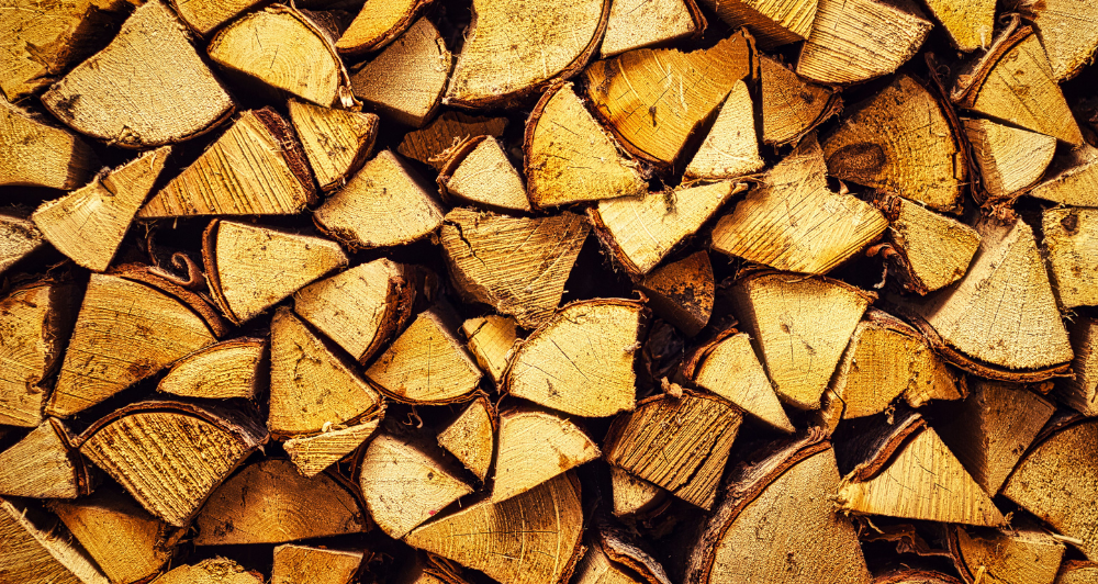 Stockage de stères de bois dans un espace sec et ventilé