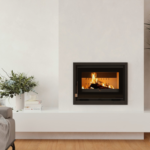 Insert à bois IT-170 K FM Calefacción installé dans un salon moderne