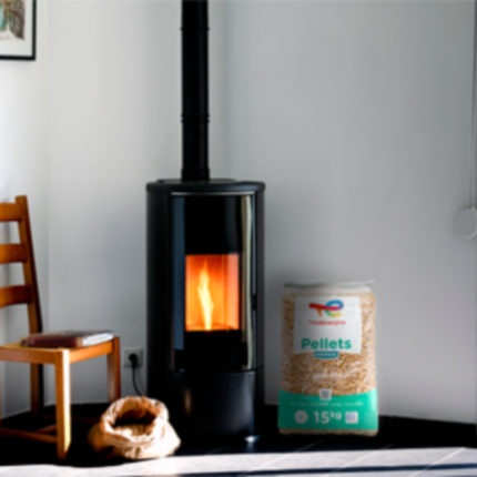 Granulés de bois Pellets Premium TotalEnergies avec poêle allumé