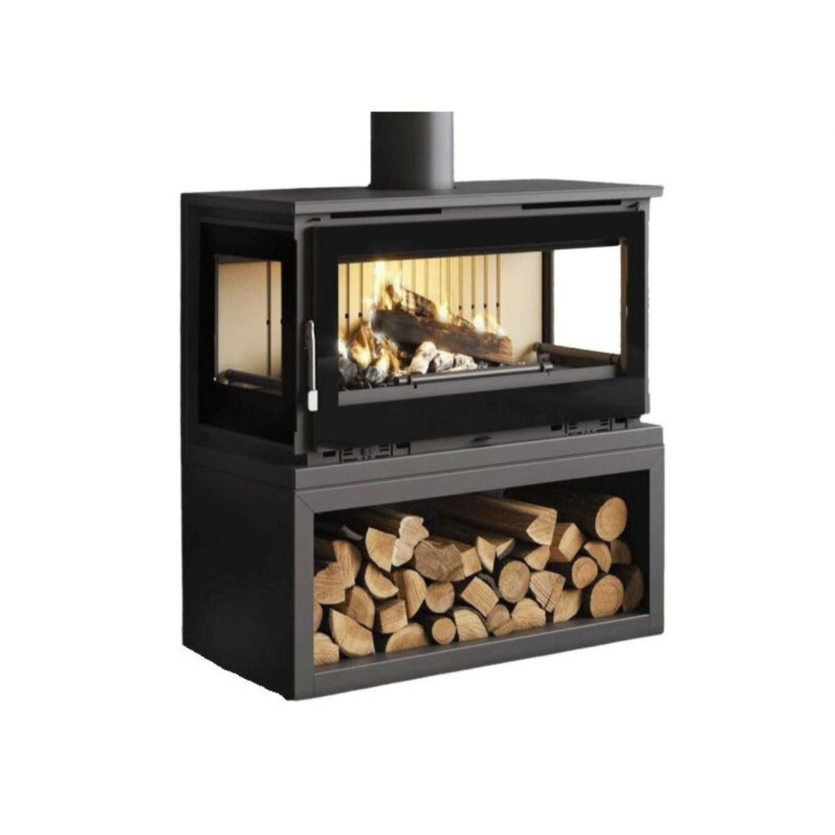 Poêle à bois FM Calgary-S allumé avec trois vitres et range-bûches rempli Poêle à bois FM Calgary-S allumé avec trois vitres et range-bûches rempli