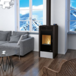 Poêle mixte BRONPI Hybrid installé dans un salon moderne